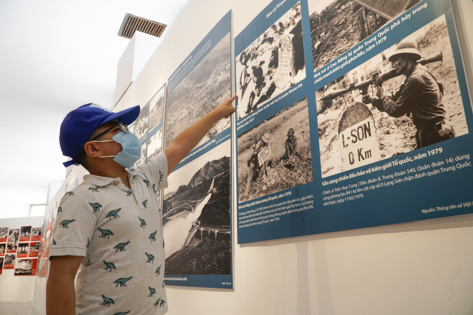 Triển lãm ảnh không chỉ thu hút người lớn tuổi, mà ‘những búp măng non’ cũng rất hào hứng khi được xem những tư liệu lịch sử của đất nước. (Ảnh: Minh Hiếu/Vietnam+)