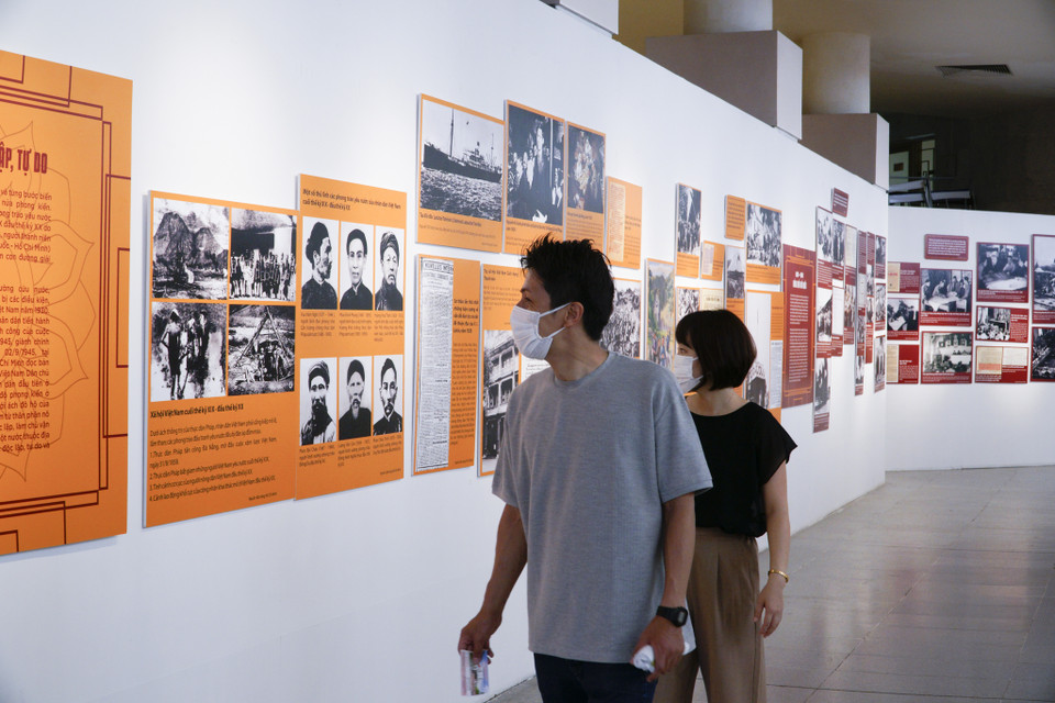 Những vị khách đến từ Nhật Bản cũng đến tham quan Triển lãm. (Ảnh: Minh Hiếu/Vietnam+)