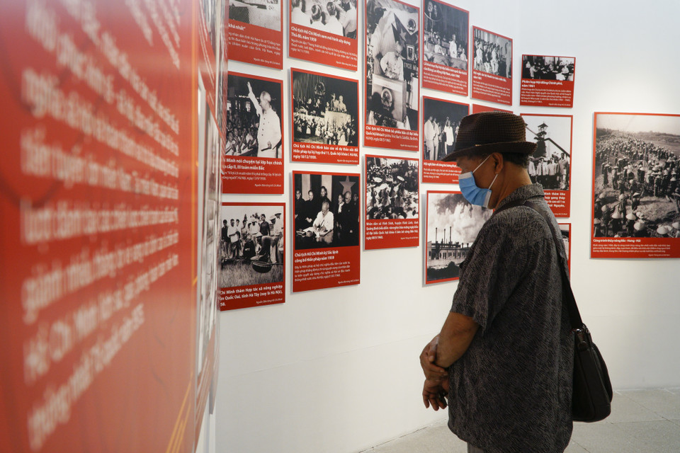 “Ngắm nhìn những bức tranh khiến tôi bồi hồi nhớ lại hồi ức của một đứa trẻ, đã sống trong những sự kiện hào hùng của dân tộc...” ông Lê Văn Tuyển, người dân phường Dịch Vọng, Cầu Giấy, Hà Nội xúc động kể lại. (Ảnh: Minh Hiếu/Vietnam+)