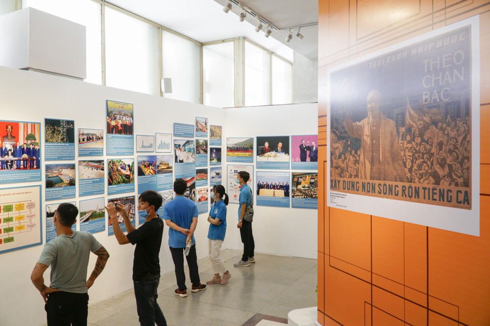 Hơn 200 tài liệu, hình ảnh tiêu biểu, trưng bày chuyên đề "Việt Nam-Độc lập, tự cường" giới thiệu đến công chúng nhân dịp kỷ niệm 75 năm ngày Quốc khánh 2/9. (Ảnh: Minh Hiếu/Vietnam+)