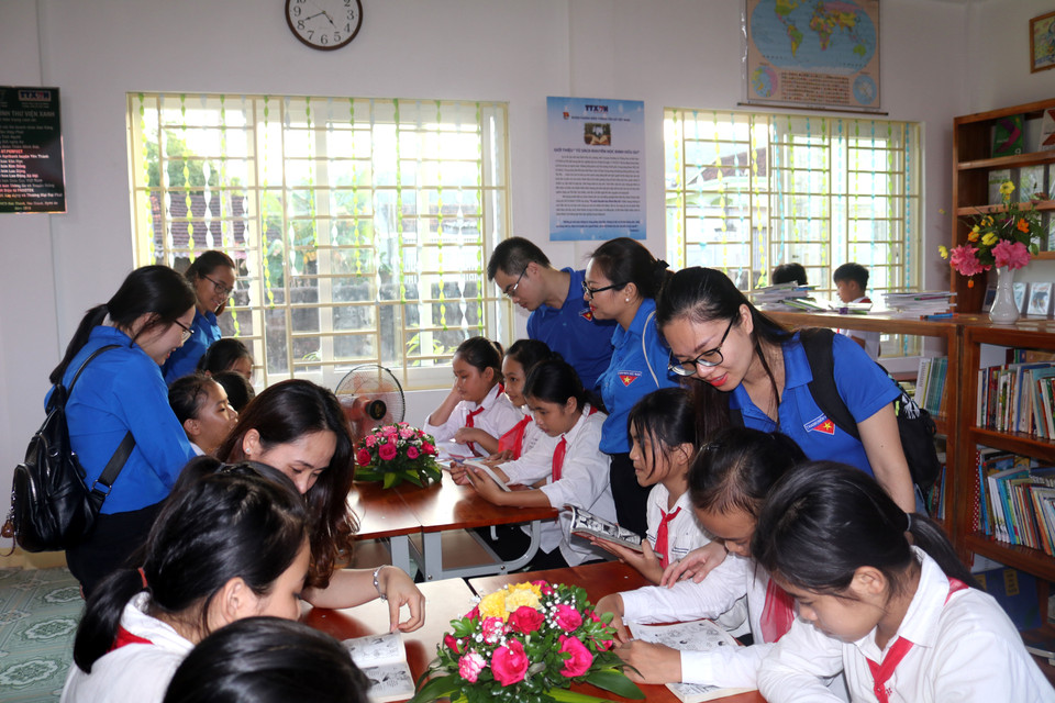 Đoàn thanh niên Đài tiếng nói Việt Nam và Thông tấn xã Việt Nam cùng các em học sinh. (Nguồn: PV/Vietnam+)