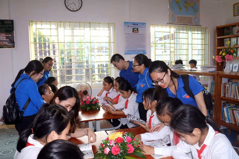 Đoàn thanh niên Đài tiếng nói Việt Nam và Thông tấn xã Việt Nam cùng các em học sinh. (Nguồn: PV/Vietnam+)