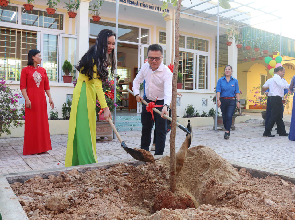 Phó Tổng giám đốc TTXVN Lê Quốc Minh trồng cây lưu niệm tại Trường THCS Đức Thành. Ảnh: Nguyễn Oanh-TTXVN