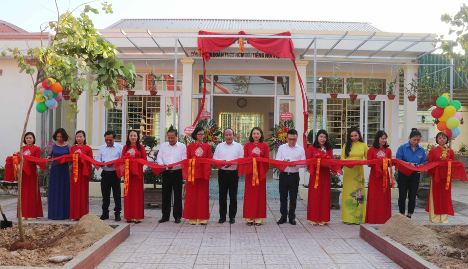 Các đại biểu cắt băng khánh thành Thư viện xanh và Tủ sách Đinh Hữu Dư tại Trường THCS Đức Thành (Nghệ An). (Ảnh: Nguyễn Oanh/TTXVN)