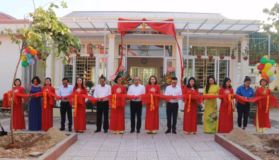 Các đại biểu cắt băng khánh thành Thư viện xanh và Tủ sách Đinh Hữu Dư tại Trường THCS Đức Thành (Nghệ An). (Ảnh: Nguyễn Oanh/TTXVN)
