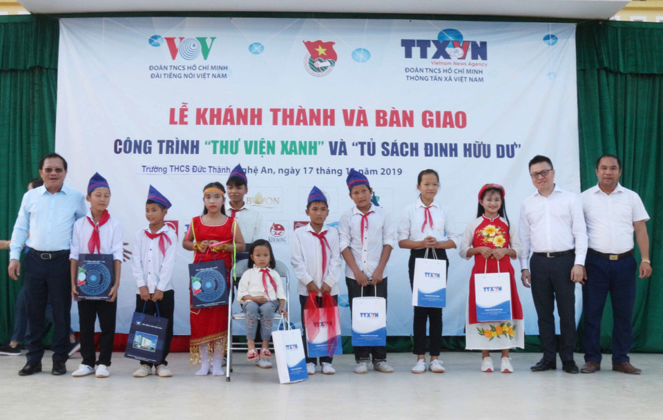 Trao các suất quà cho học sinh nghèo vượt khó ở Trường THCS Đức Thành (Nghệ An). (Ảnh: Nguyễn Oanh/TTXVN)