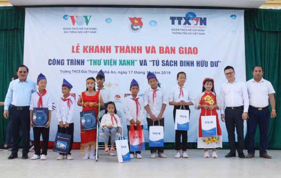 Trao các suất quà cho học sinh nghèo vượt khó ở Trường THCS Đức Thành (Nghệ An). (Ảnh: Nguyễn Oanh/TTXVN)