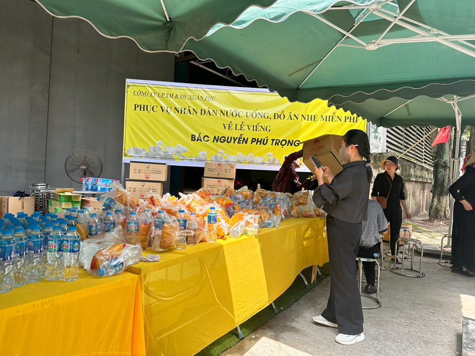 Rất nhiều đồ ăn thức uống được bày sẵn đề phục vụ các đoàn khách. (Ảnh: Thùy Giang/Vietnam+)