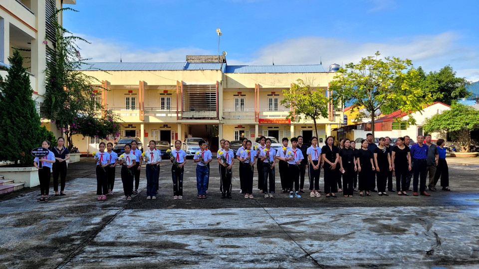 Liên đội trường tiểu học và Trung học cơ sở Vạn Thọ tới viếng Tổng Bí thư. (Ảnh: Minh Anh/Vietnam+)