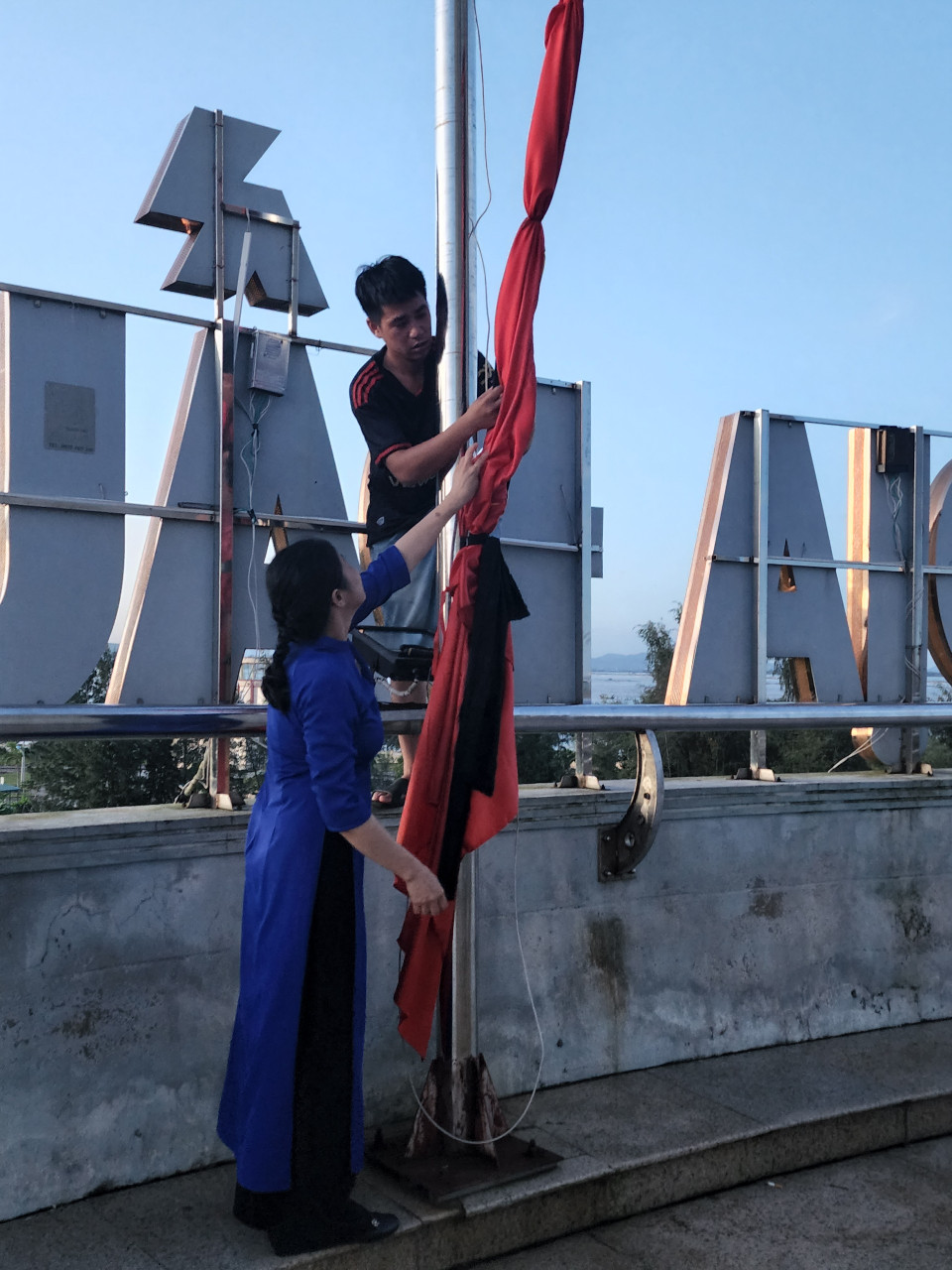 Treo cờ rủ tưởng nhớ Tổng Bí thư Nguyễn Phú Trọng tại mũi Sa Vĩ thuộc phường Trà Cổ, thành phố Móng Cái, tỉnh Quảng Ninh. (Ảnh: Minh Huệ/Vietnam+)