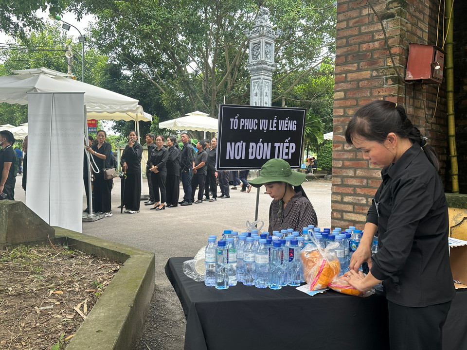 Người dân làng Lại Đà trong tổ phục vụ. (Ảnh: Thùy Giang/Vietnam+)