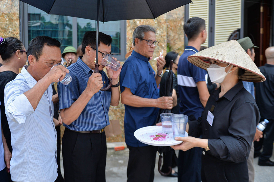 Những cốc nước mát được bưng ra phục vụ người dân một cách tận tình. (Ảnh: Thùy Giang/Vietnam+)