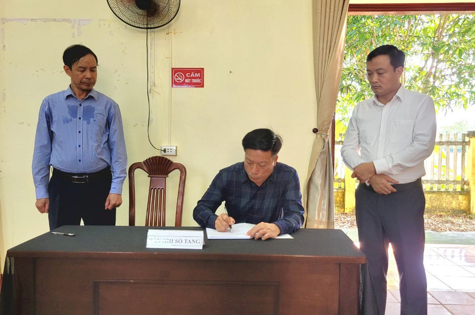 Ông Phạm Duy Hùng, Ủy viên Ban chấp hành đảng bộ tỉnh, Bí thư huyện ủy, Chủ tịch Hội đồng Nhân dân huyện Đại Từ ghi sổ tang. (Ảnh: Minh Anh/Vietnam+)