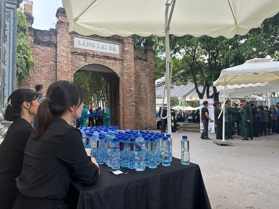 Người dân làng Lại Đà phục vụ nước các đoàn đến viếng Tổng Bí thư Nguyễn Phú Trọng. (Ảnh: Thùy Giang/Vietnam+)