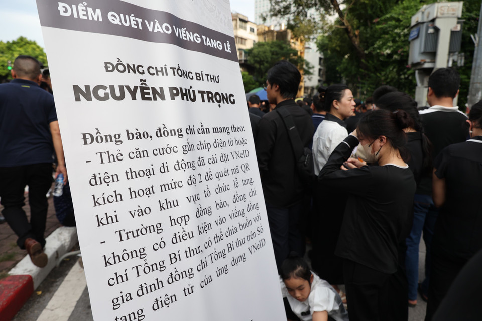 Mỗi người dân đến viếng Tổng Bí thư phải mang CCCD có gắn chíp hoặc mở VNeID để quét mã. (Ảnh: Vietnam+)