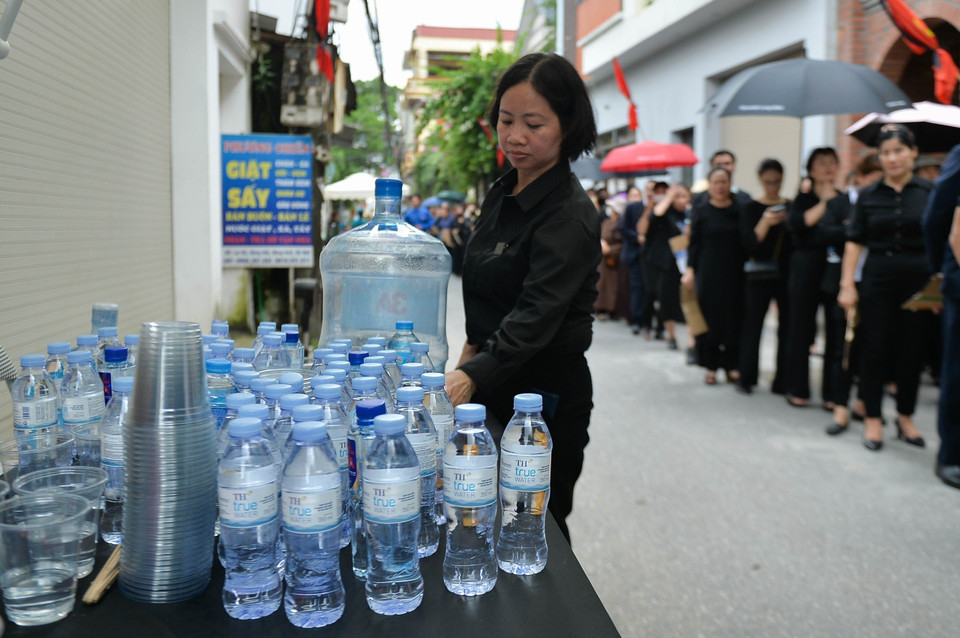 Người dân đến viếng Tổng Bí thư Nguyễn Phú Trọng cảm thấy ấm lòng khi giữa trưa nắng được phục vụ tận tình, chu đáo. (Ảnh: Thùy Giang/Vietnam+)