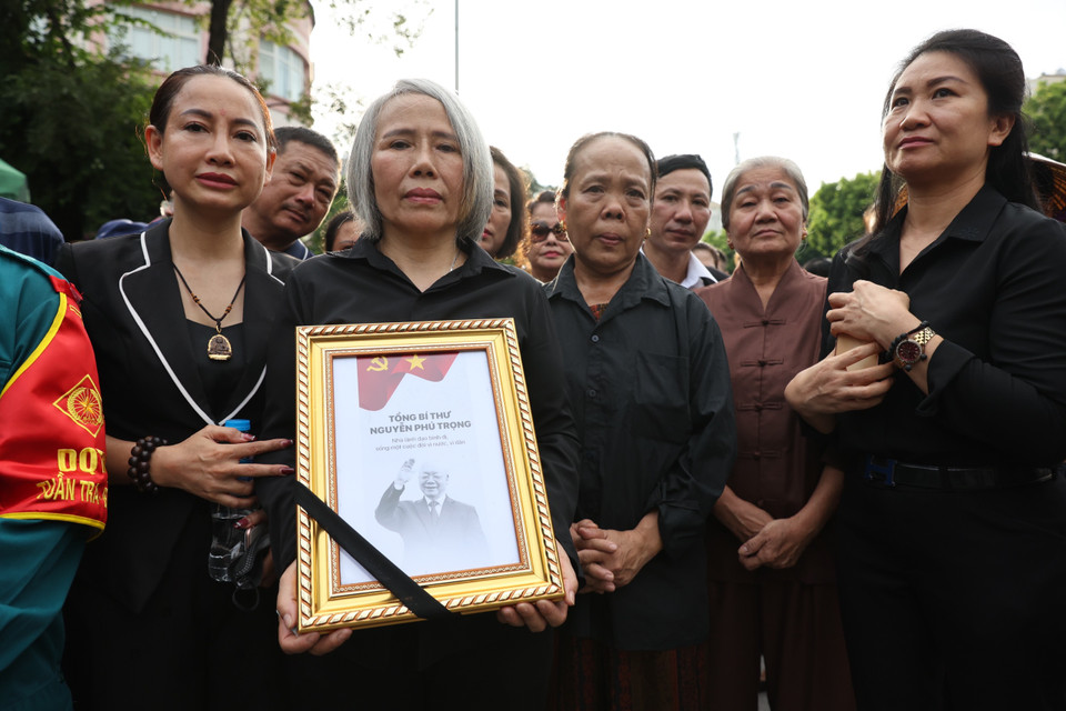 Các phật tử đến viếng Tổng Bí thư Nguyễn Phú Trọng. (Ảnh: PV/Vietnam+)