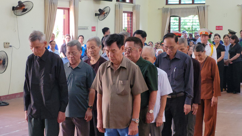 Các đồng chí nguyên lãnh đạo Đảng ủy, HĐND, UBND, Ủy ban Mặt trận Tổ quốc và các ban. ngành, đoàn thể của xã Vạn Thọ qua các thời kỳ viếng Tổng Bí thư. (Ảnh: Minh Anh/Vietnam+)