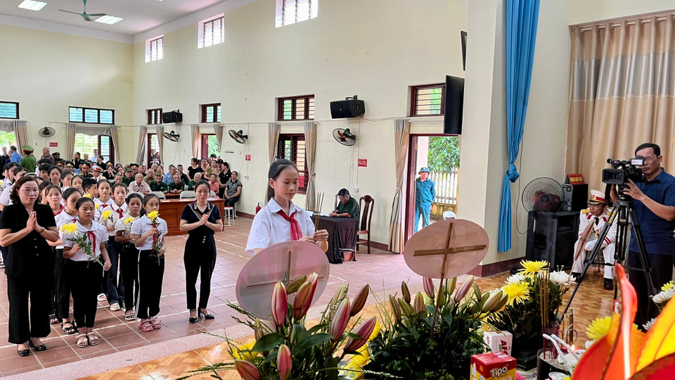 Các em học sinh và giáo viên Tiểu học và Trung học cơ sở Vạn Thọ vào viếng Tổng Bí thư Nguyễn Phú Trọng. (Ảnh: Hạnh Nguyễn/Vietnam+)