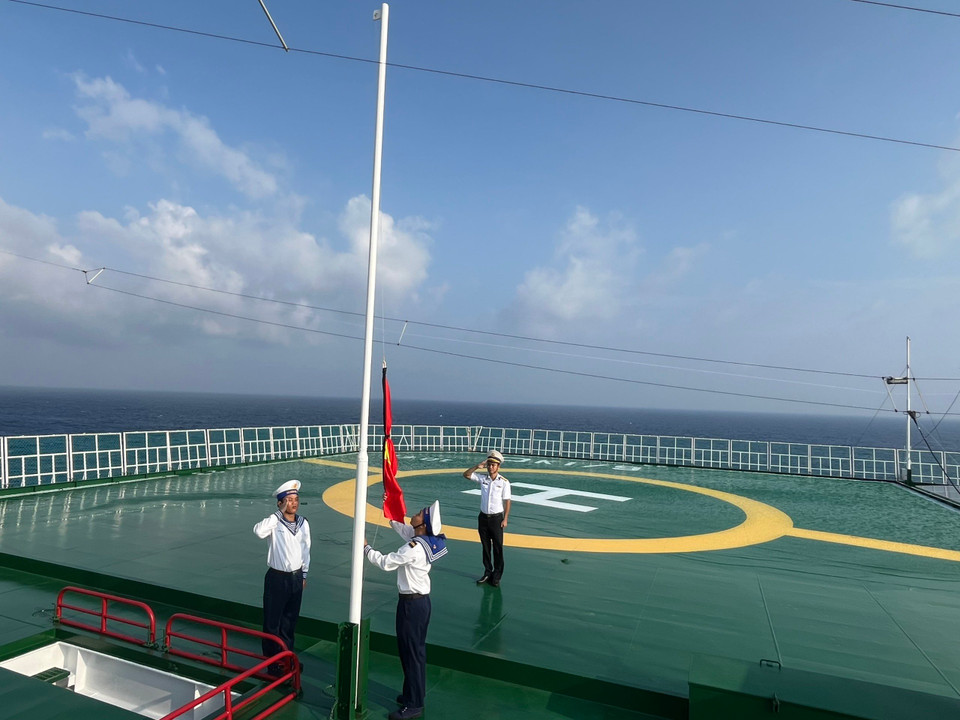 Treo cờ rủ tại nhà dàn DK1/9 thềm lục địa phía Nam. (Nguồn: Cục Chính trị - Bộ Tư lệnh Hải quân)