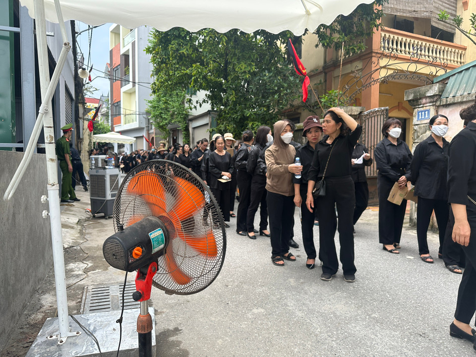 Nhà dân còn bỏ cả quạt ra đường để phục vụ các đoàn đến viếng Tổng Bí thư Nguyễn Phú Trọng. (Ảnh: Thùy Giang/Vietnam+)
