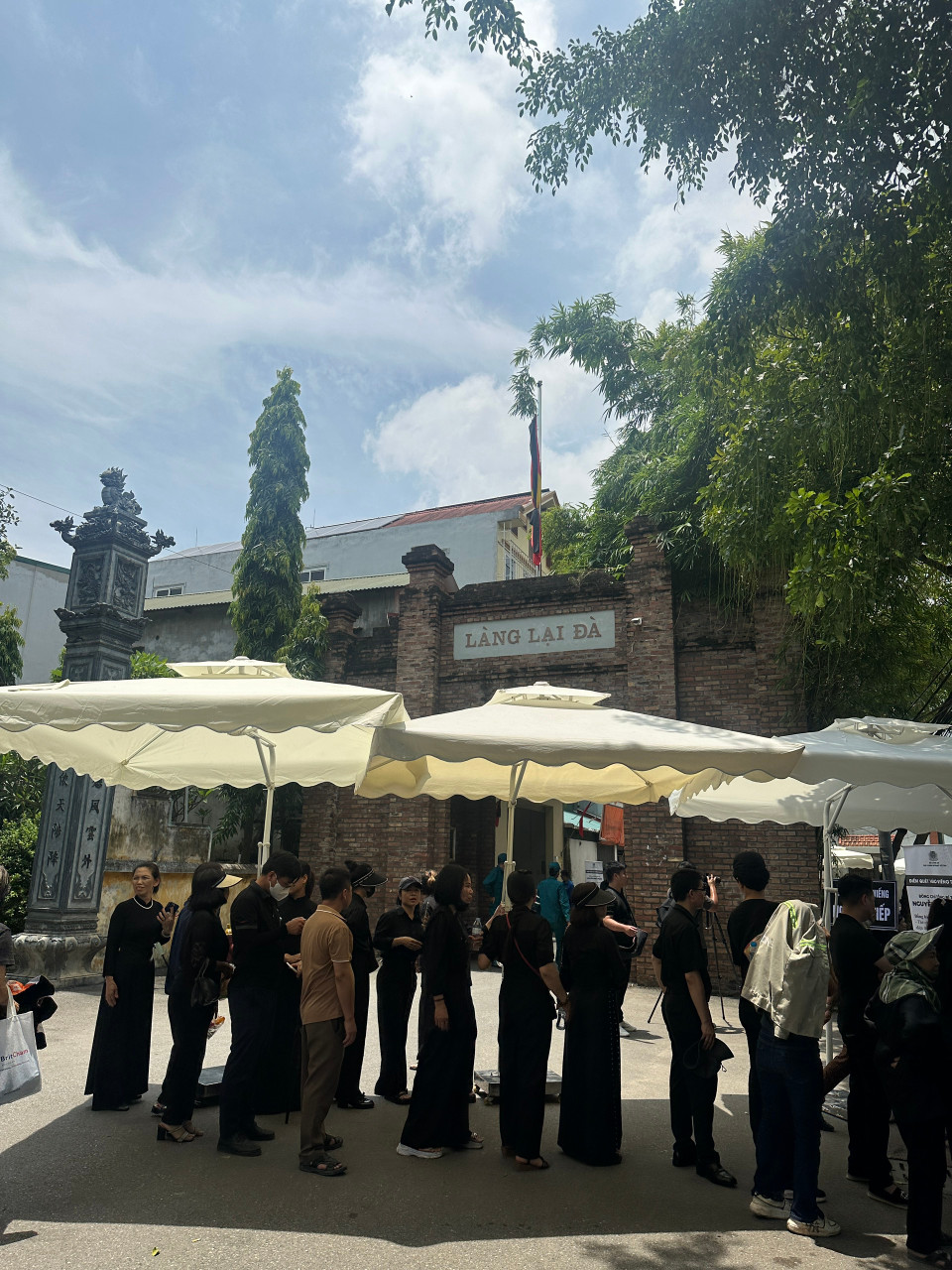 Dù đã vào buổi trưa nhưng dòng người vẫn tấp nập, kiên nhẫn chờ được vào viếng. (Ảnh: Thùy Giang/Vietnam+)