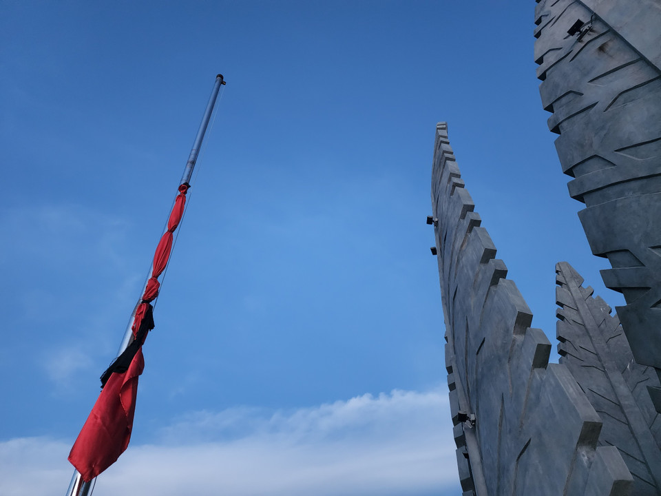 Treo cờ rủ tưởng nhớ Tổng Bí thư Nguyễn Phú Trọng tại mũi Sa Vĩ thuộc phường Trà Cổ, thành phố Móng Cái, tỉnh Quảng Ninh. (Ảnh: Minh Huệ/Vietnam+)