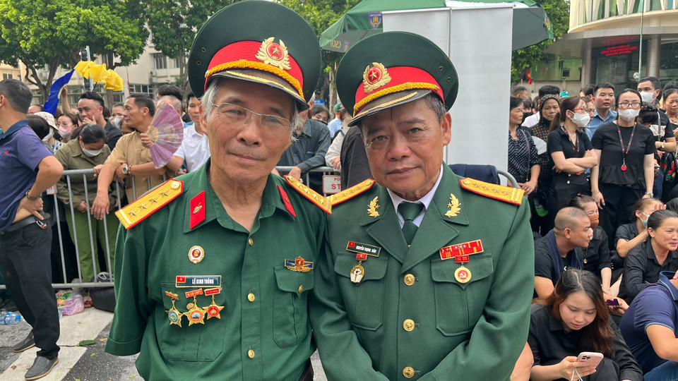 Hai cựu chiến binh, đồng thời là cựu sinh viên Khoa Lý, Hoá K14 Đại học Tổng hợp Hà Nội, đến xếp hàng sớm trước 2 tiếng chờ vào viếng Tổng Bí thư. (Ảnh: Vietnam+)