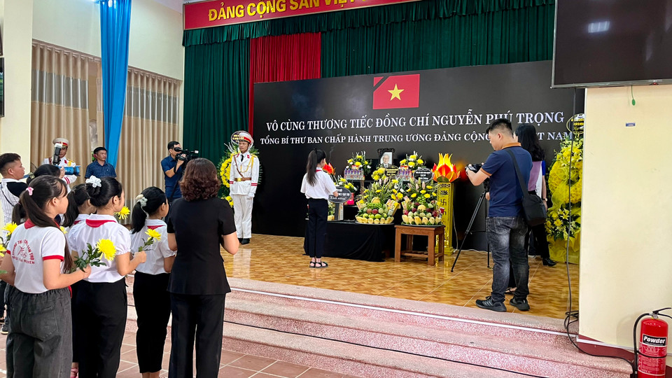 Các em học sinh và giáo viên Tiểu học và Trung học cơ sở Vạn Thọ vào viếng Tổng Bí thư Nguyễn Phú Trọng. (Ảnh: Hạnh Nguyễn/Vietnam+)