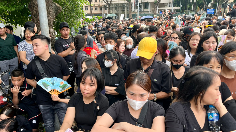 Người dân đã đứng tràn ra ngã tư Trần Hưng Đạo và Lê Thánh Tông. (Ảnh: PV/Vietnam+)