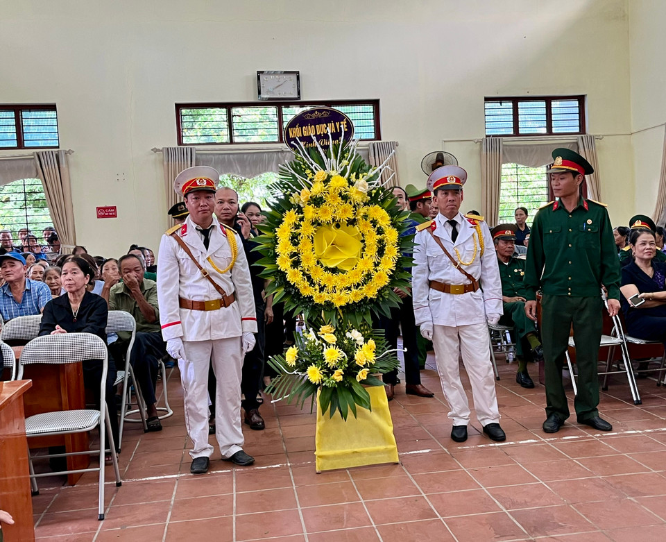 Khối Giáo dục và Y tế của xã Vạn Thọ vào viếng Tổng Bí thư Nguyễn Phú Trọng. (Ảnh: Hạnh Nguyễn/Vietnam+)