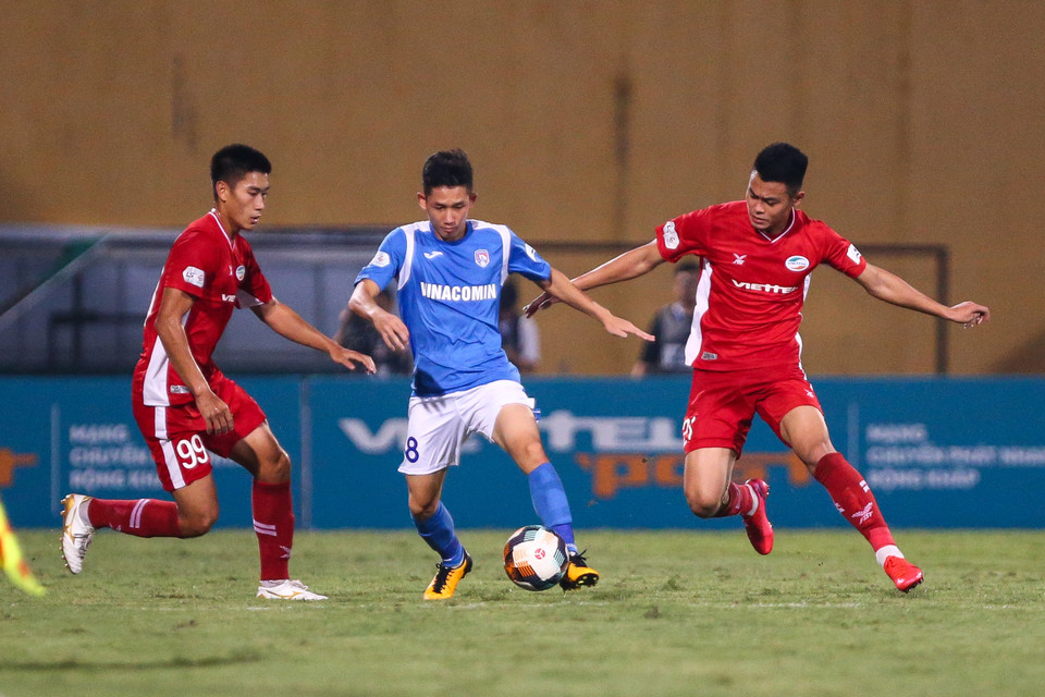 Cầu thủ trẻ Hải Long cũng chơi ấn tượng trước Viettel. Tiền vệ sinh năm 2000 thi đấu chững chạc, khiến hàng phòng ngự đối phương chao đảo trong ngày thay thế đàn anh Hải Huy. (Ảnh: Nguyên An/Vietnam+)