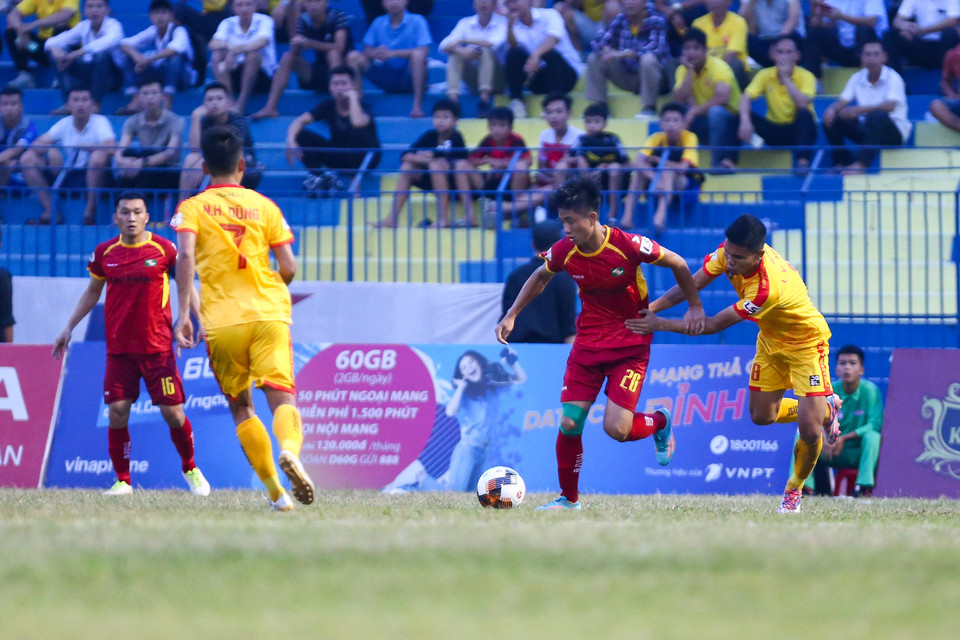 Luôn có ít nhất hai cầu thủ Thanh Hóa sẵn sàng ập vào, tranh chấp để cướp bóng của Phan Văn Đức. (Ảnh: Nguyên An/Vietnam+)