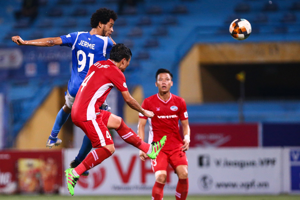 Trung vệ tuyển Việt Nam chậm hơn, không thể tác động và để tiền đạo đối phương đánh đầu ghi bàn. (Ảnh: Nguyên An/Vietnam+)