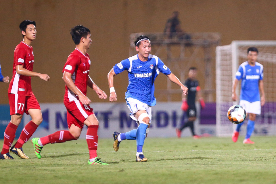 Xuân Tú nhiều lần vượt qua trung vệ Bùi Tiến Dũng để tạt bóng hoặc phối hợp với đồng đội ở trung tuyến. (Ảnh: Nguyên An/Vietnam+)