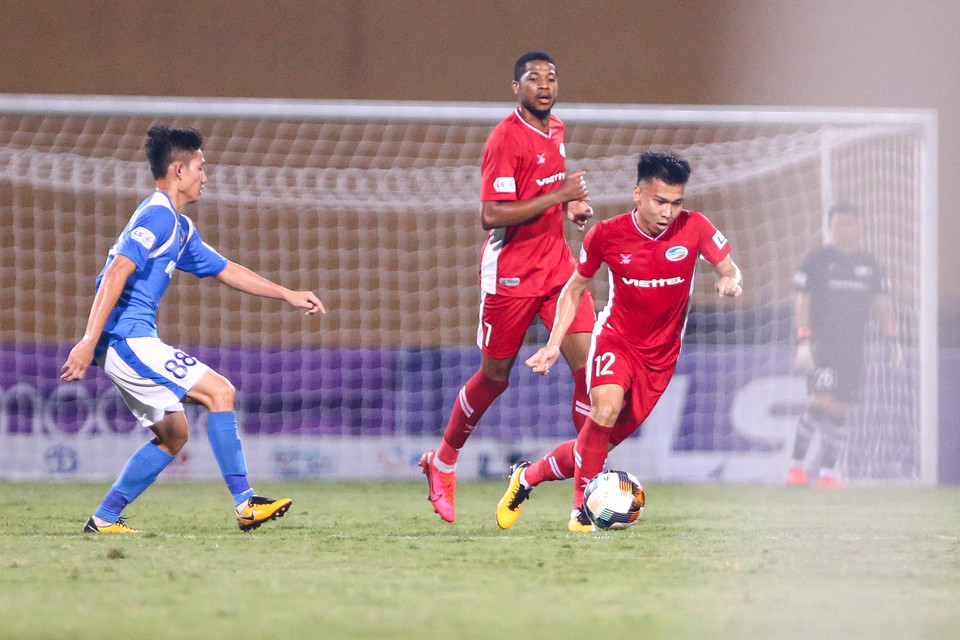 Phía đối diện, Khắc Ngọc và Hoàng Đức là điểm sáng duy nhất của Viettel. Cựu cầu thủ Sông Lam Nghệ An ghi bàn thắng quyết định, gỡ hòa 1-1 trong khi tiền vệ U23 thi đấu năng nổ và tạo nhiều cơ hội. (Ảnh: Nguyên An/Vietnam+)