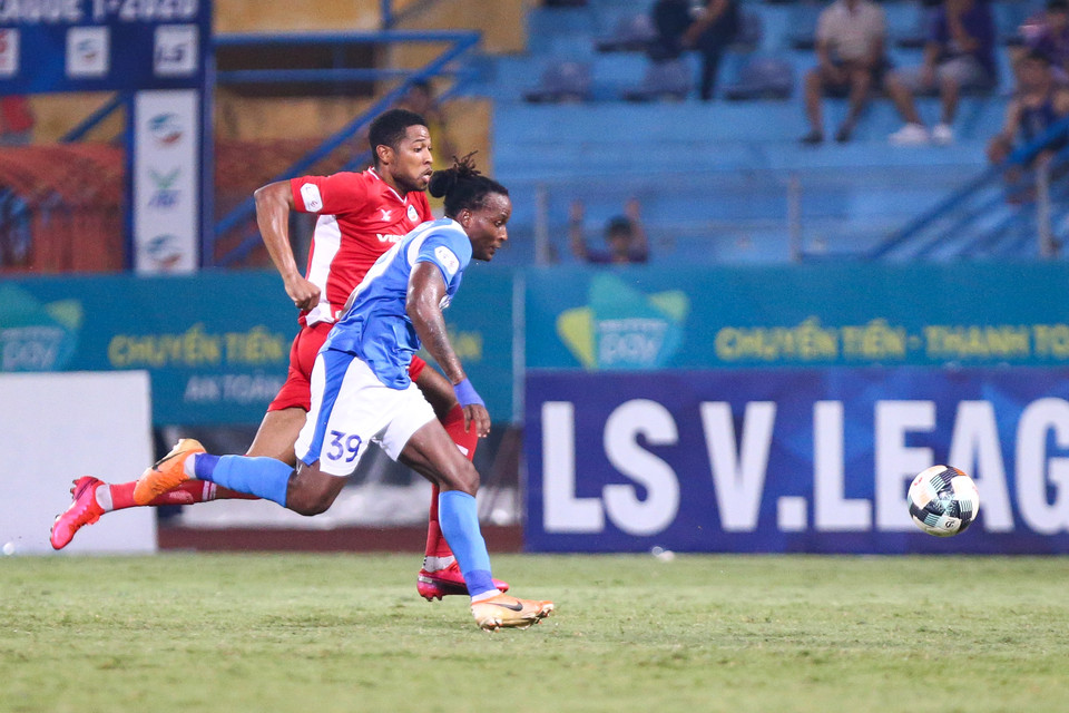 Hai ngoại binh của Viettel tiếp tục gây thất vọng khi bị hàng phòng ngự Than Quảng Ninh phong tỏa. (Ảnh: Nguyên An/Vietnam+)