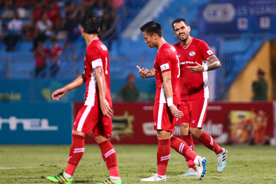 Bộ ba trung vệ của Viettel gồm Bùi Tiến Dũng, Quế Ngọc Hải và Luiz Silva Walter phối hợp không tốt. Trong ảnh, hậu vệ ngoại binh lớn tiếng chỉ trích đội trưởng tuyển Việt Nam sau tình huống phòng ngự thiếu tập trung. (Ảnh: Nguyên An/Vietnam+)