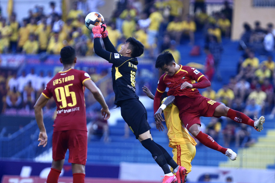 Sông Lam Nghệ An triển khai bóng chủ động hơn nhưng thường kết thúc bằng bóng bổng. Đó cũng là phương án tấn công từ phía Thanh Hóa. (Ảnh: Nguyên An/Vietnam+)