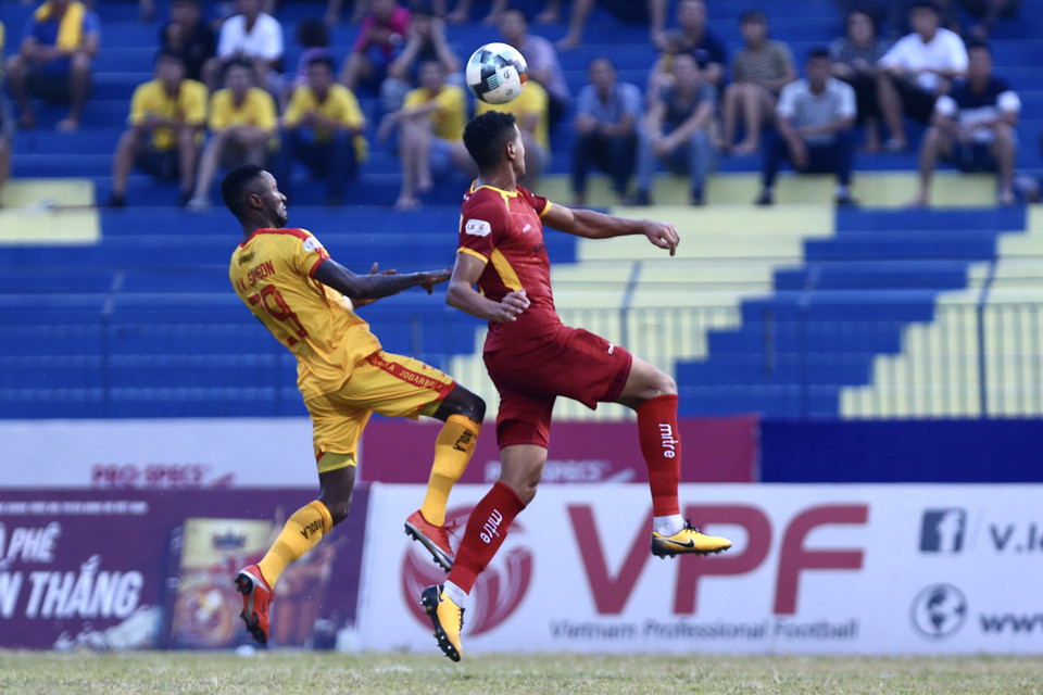 Thanh Hóa bất ngờ có cơ hội nguy hiểm ở phút thứ 12 sau pha đánh đầu dũng mãnh của Hoàng Vũ Samson nhưng bàn thắng không tới. (Ảnh: Nguyên An/Vietnam+)