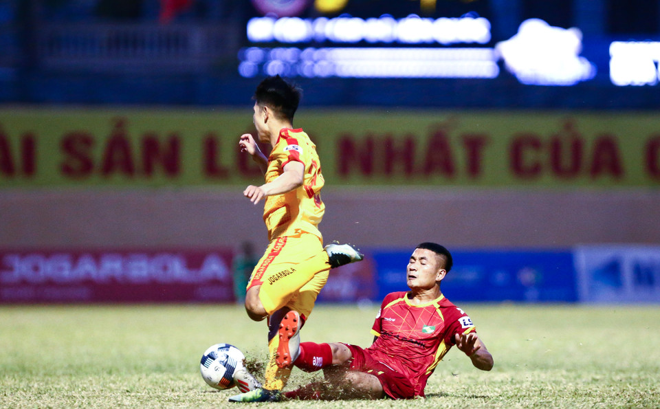 Phía đối diện, tuyển thủ U23 Việt Nam-Trọng Hùng bị chăm sóc kỹ, không thể tạo đột phá trong lối chơi của Thanh Hóa. (Ảnh: Nguyên An/Vietnam+)