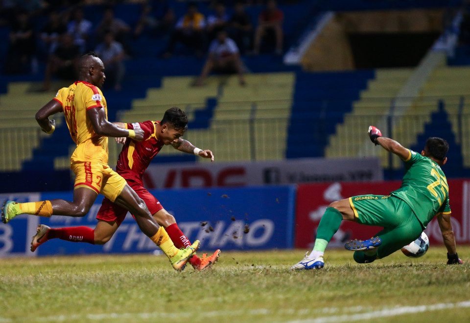 Trong khi đó, tiền đạo Hồ Tấn Tài cũng không để lại dấu ấn, bỏ lỡ một vài cơ hội nguy hiểm. (Ảnh: Nguyên An/Vietnam+)