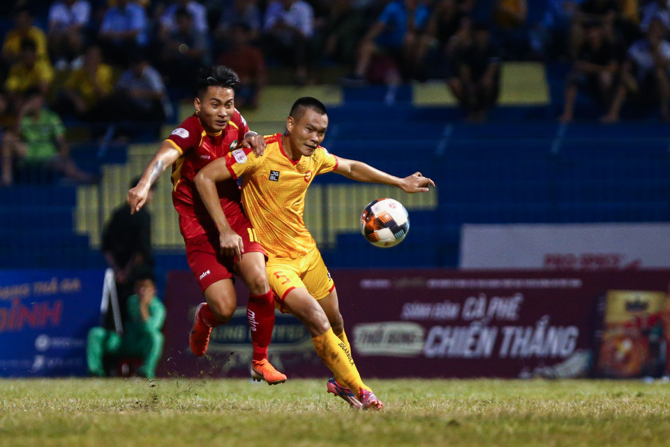  Lối chơi đơn điệu của hai đội cùng với màn thể hiện mờ nhạt của các cầu thủ quan trọng khiến 90 phút giữa Thanh Hóa và Sông Lam Nghệ An trở nên tẻ nhạt. (Ảnh: Nguyên An/Vietnam+)