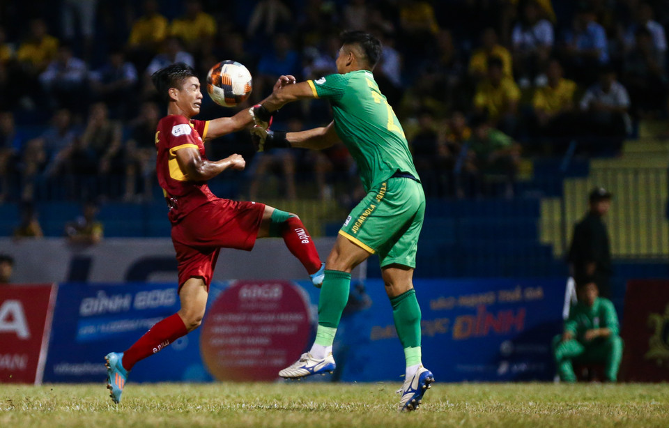 Phan Văn Đức trong một pha tranh chấp với thủ môn Thanh Hóa. Kết thúc tình huống, tiền vệ này không thể ghi bàn. (Ảnh: Nguyên An/Vietnam+)