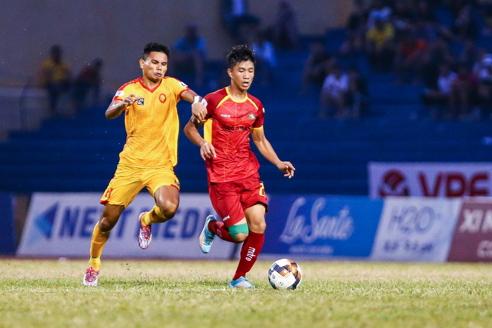 Dẫu vậy, Văn Đức không thể có vòng đấu thứ ba liên tiếp tỏa sáng trước đối thủ khó chịu Thanh Hóa vì bị theo kèm rất sát. (Ảnh: Nguyên An/Vietnam+)