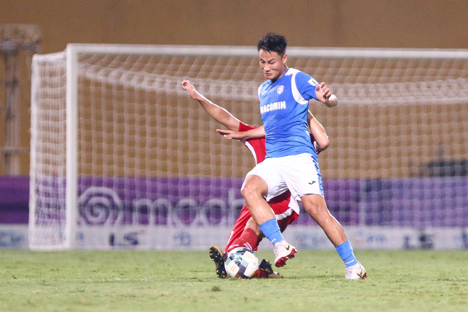 Mạc Hồng Quân không toả sáng nhưng chơi tốt trước Viettel, khiến tiền vệ đối phương nhiều lần phải phạm lỗi. (Ảnh: Nguyên An/Vietnam+)