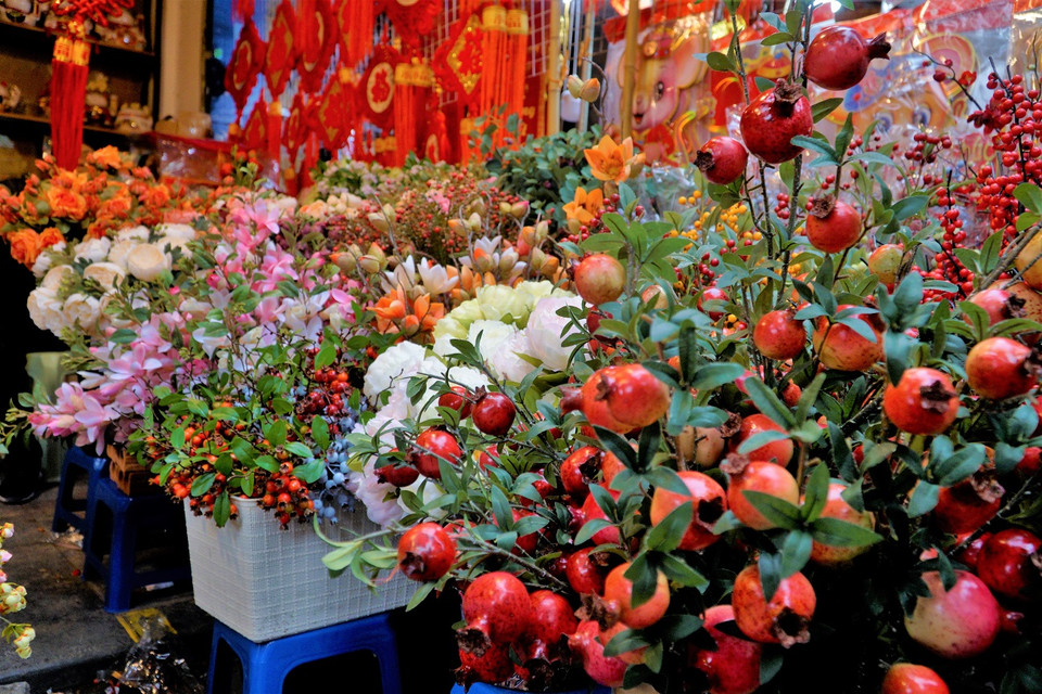 Ngoài ra, cũng có rất nhiều những loại hoa, quả giả với đủ loại màu sắc được bày bán tại đây. (Ảnh: Minh Hiếu/Vietnam+)