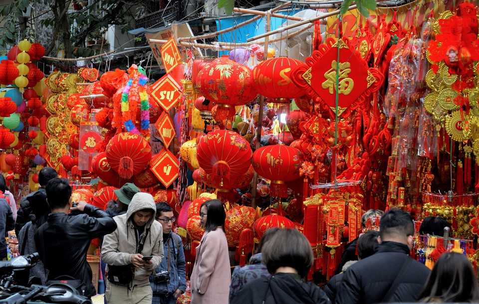 Phố Hàng Mã từ lâu đã là nơi bán nhiều loại mặt hàng lưu niệm, trang trí đặc trưng của ngày Tết cổ truyền, chính vì vậy đây là điểm đến quen thuộc của người dân Hà Nội. (Ảnh: Minh Hiếu/Vietnam+)