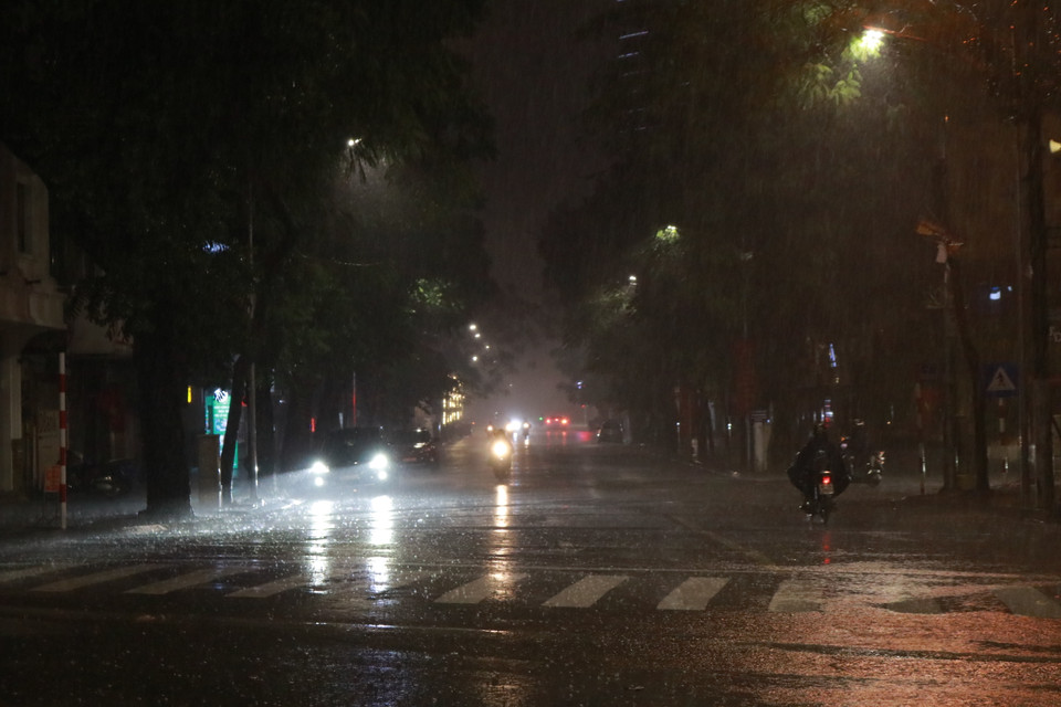 Trời mưa rét cũng khiến các hoạt động đón giao thừa của người dân Thủ đô kém sôi động hơn so với mọi năm. (Ảnh: Minh Hiếu/Vietnam+)