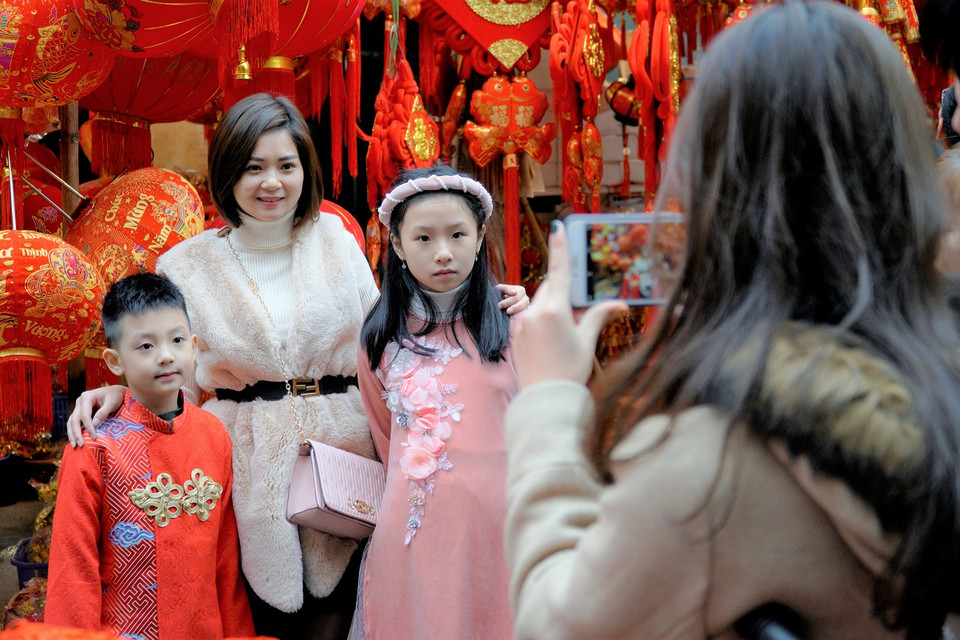 Nơi đây cũng trở thành một điểm mua sắm, chụp ảnh lý tưởng nhiều người. (Ảnh: Minh Hiếu/Vietnam+)